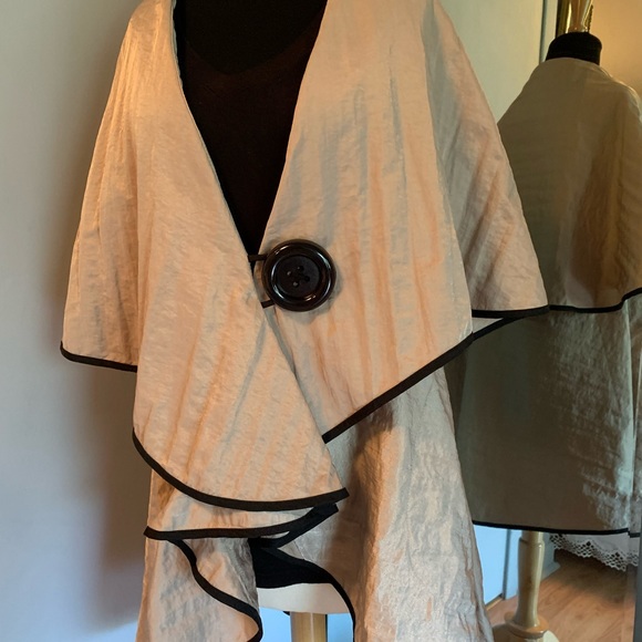 Design Today’s pale gold tone cape jacket. Size S - Picture 5 of 5